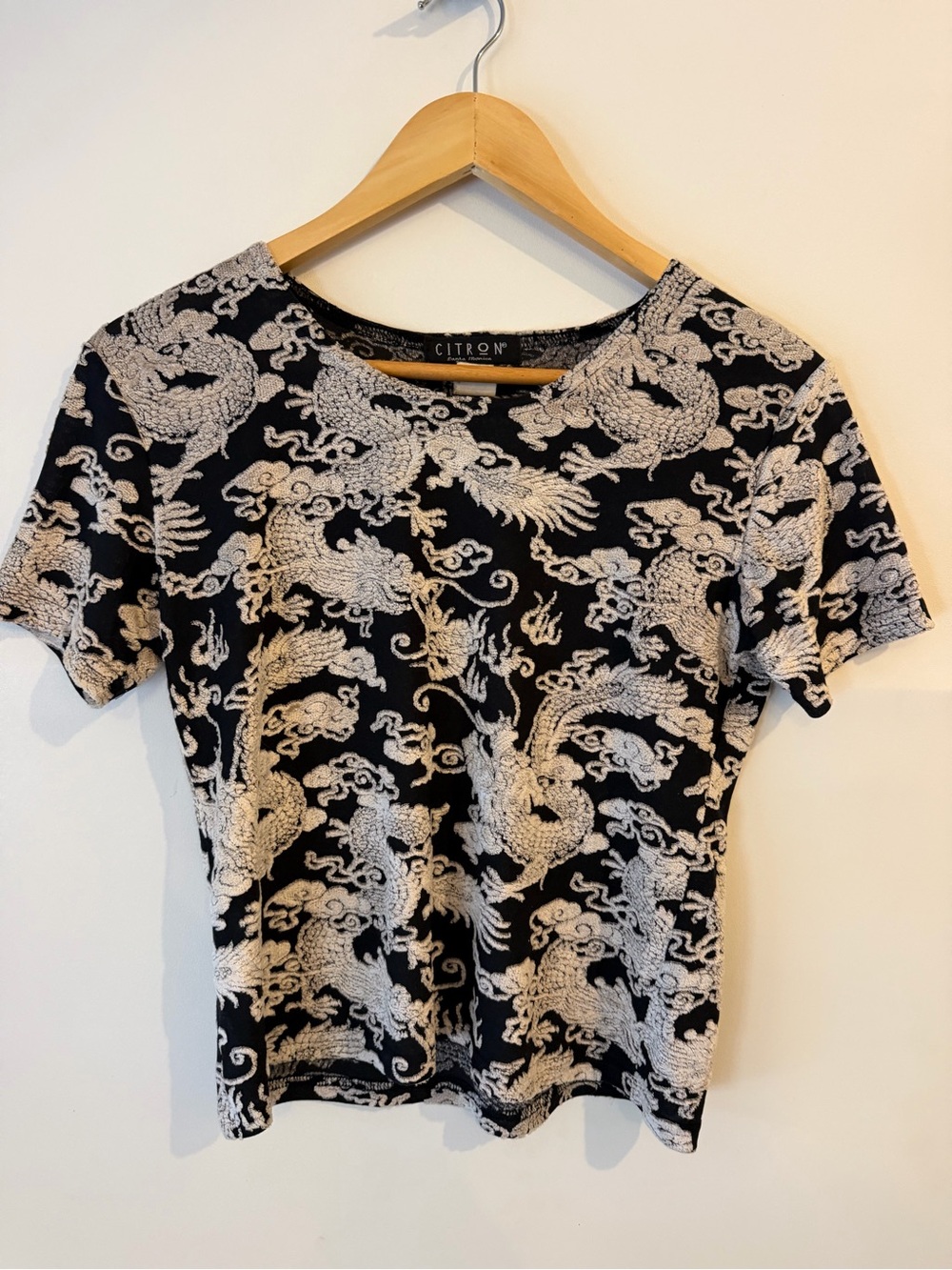 Citron Santa Monica Black Short-Sleeve Crewneck Top with Cream Dragon Motif L